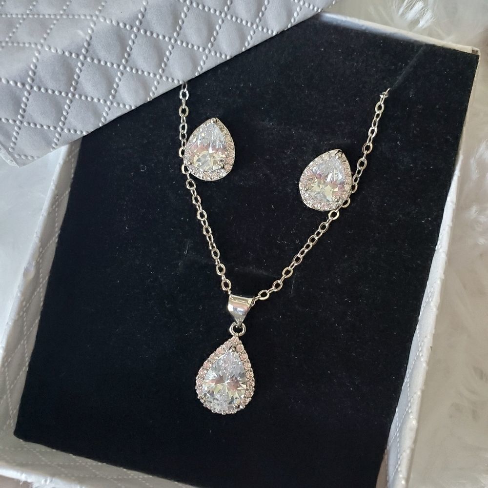 Pear-Shaped Pendant and earring set